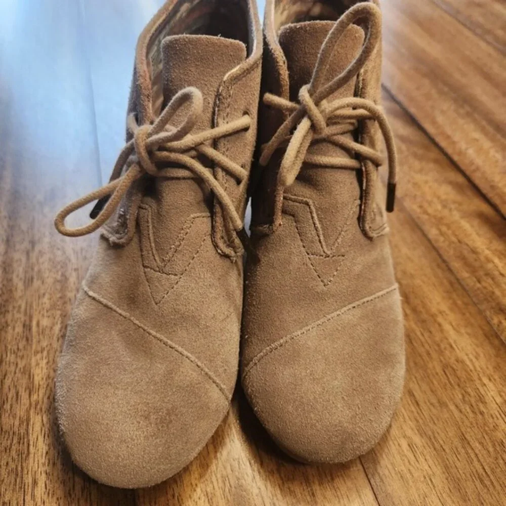 TOMS Suede Wedge Ankle Boots Taupe Lace Up Hidden Wedge‎ Casual Women's Size 5.5